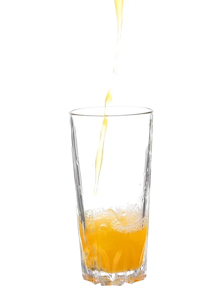 Verter jugo de naranja en el vaso aislado sobre blanco — Foto de Stock