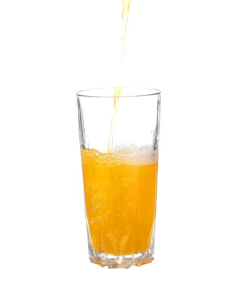 Despejando suco de laranja no vidro isolado em branco — Fotografia de Stock