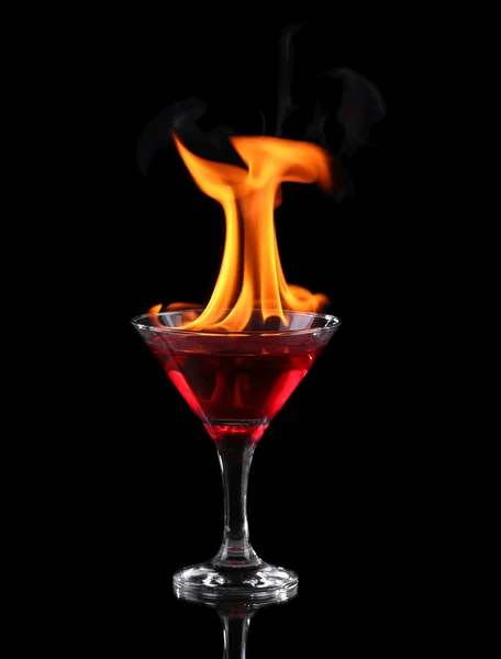 Flammande cocktail över svart — Stockfoto