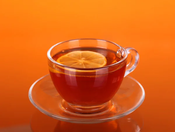 Tasse de thé en verre sur un fond orange — Photo