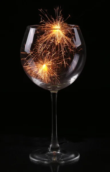 Weinglas mit Wunderkerze vorhanden. Vorfreude auf Neujahr und Weihnachten — Stockfoto