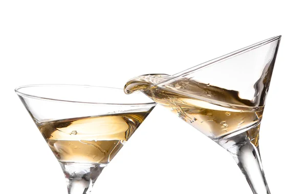 Deux vins tourbillonnant dans un verre à martini à gobelet, isolés sur fond blanc — Photo