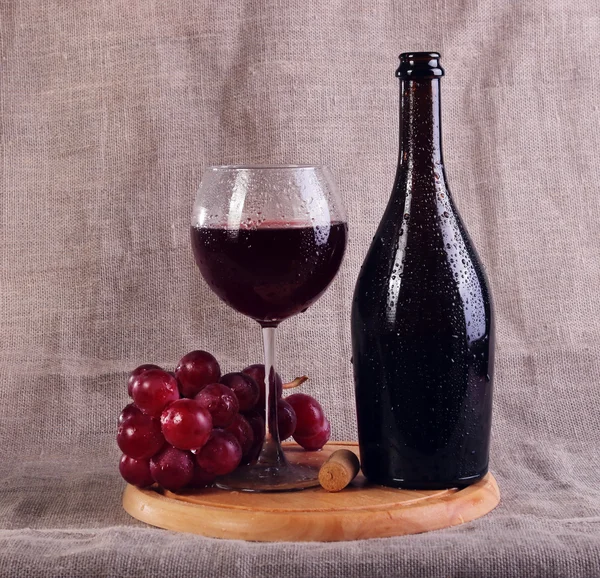 Czerwone wino, sery i winogron w konfiguracji martwa. — Zdjęcie stockowe