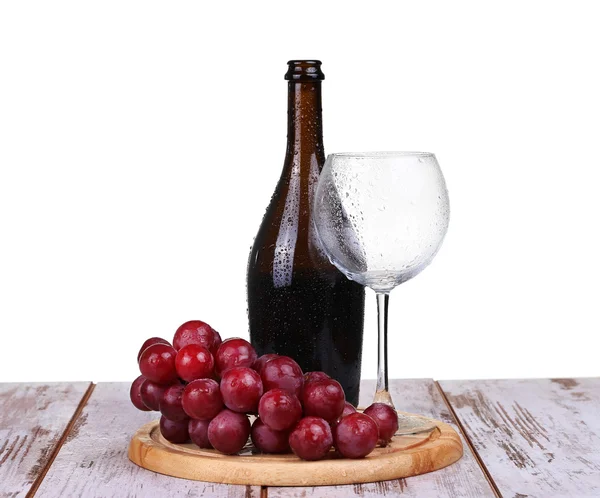 Kırmızı şarap, bir şişe şarap ve beyaz arka plan üzerinde izole üzüm şarap kadehi — Stok fotoğraf