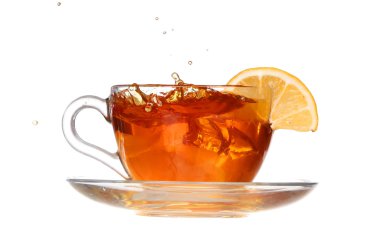 beyaz zemin üzerinde bir sıçrama ile limon çayı
