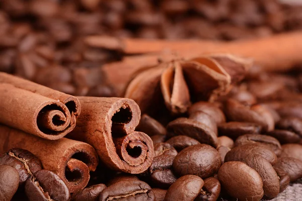 Granos de café y palitos de canela —  Fotos de Stock