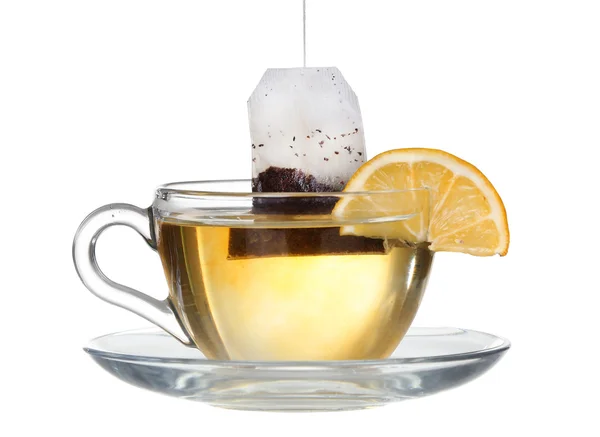 Лимонний чай з бризкою на білому тлі — стокове фото