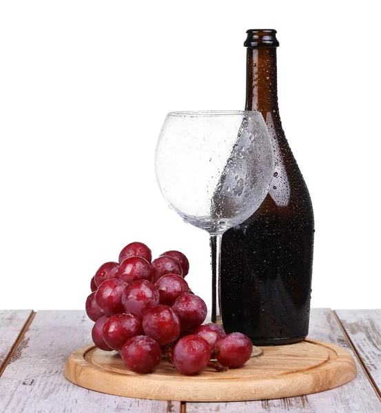 Kieliszek do wina czerwonego wina, butelkę wina i winogron na białym tle nad białym — Zdjęcie stockowe