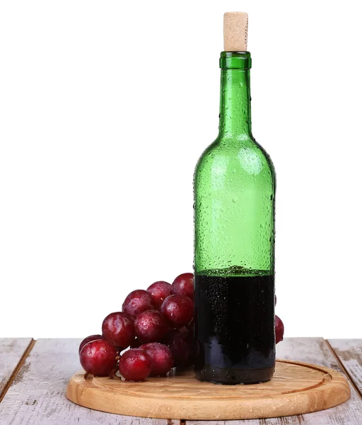 Kırmızı şarap, bir şişe şarap ve beyaz arka plan üzerinde izole üzüm şarap kadehi — Stok fotoğraf