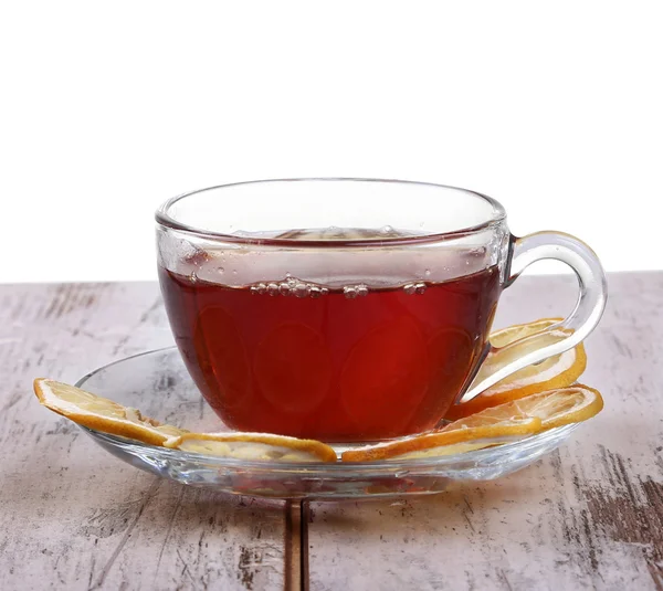 Üveg csésze tea és egy citromot egy pohár csészealj elszigetelt fehér background — Stock Fotó