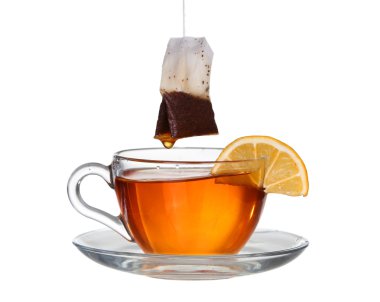 beyaz zemin üzerinde bir sıçrama ile limon çayı