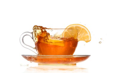 beyaz zemin üzerinde bir sıçrama ile limon çayı