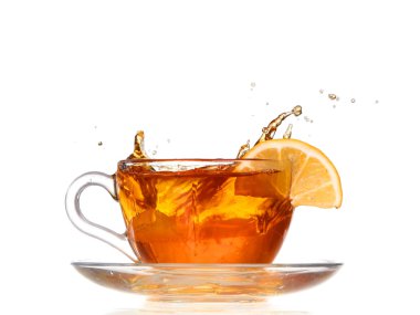 beyaz zemin üzerinde bir sıçrama ile limon çayı