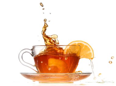 beyaz zemin üzerinde bir sıçrama ile limon çayı