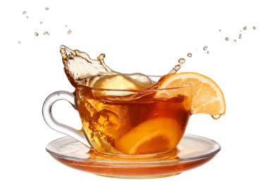 beyaz zemin üzerinde bir sıçrama ile limon çayı