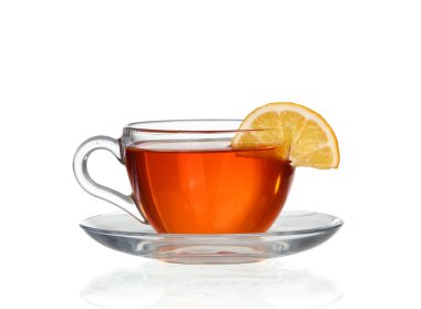 beyaz zemin üzerinde bir sıçrama ile limon çayı