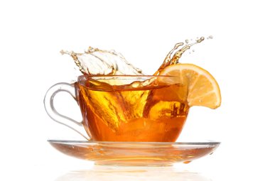 beyaz zemin üzerinde bir sıçrama ile limon çayı