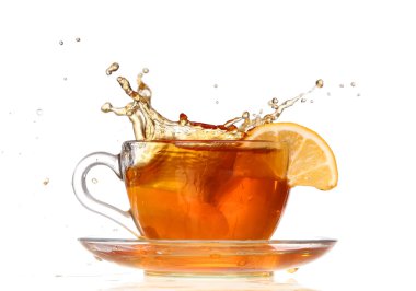 beyaz zemin üzerinde bir sıçrama ile limon çayı