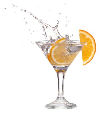 bir martini cam üzerinde beyaz bir arka plan ile meyve kokteyl