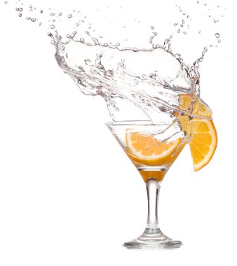 bir martini cam üzerinde beyaz bir arka plan ile meyve kokteyl