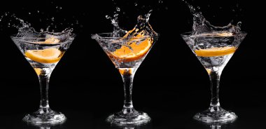 vermut kokteyl koyu arka plan üzerinde martini cam içine