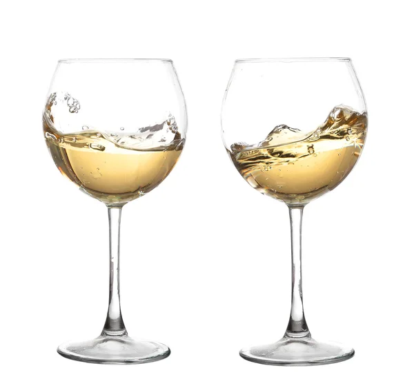 Λευκό κρασί που στροβιλίζονται σε ένα ποτήρι κρασί Κύπελλο, απομονωμένη σε ένα λευκό — Φωτογραφία Αρχείου