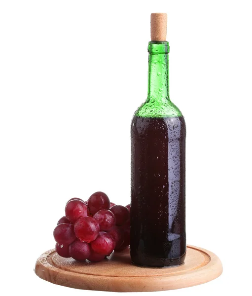 Copo de vinho com vinho tinto, garrafa de vinho e uvas isoladas sobre fundo branco — Fotografia de Stock