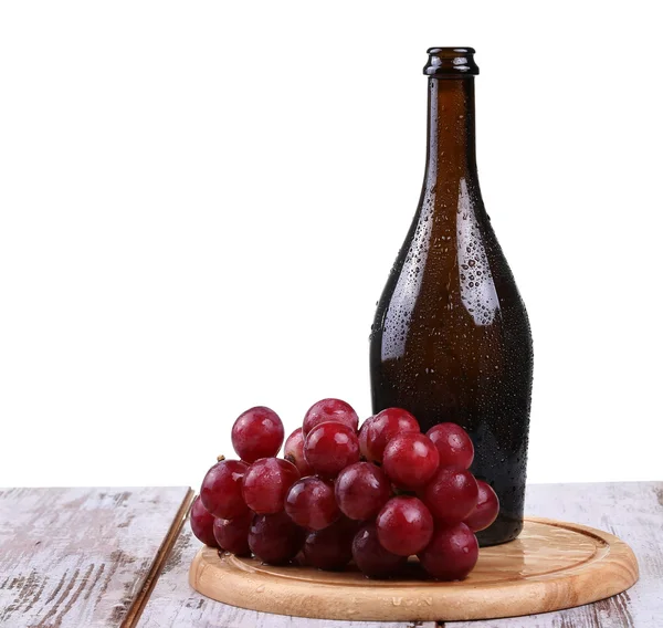 红酒、 瓶酒和孤立在白色背景的葡萄与葡萄酒玻璃 — 图库照片