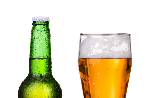 Kylda gröna flaskan med kondensat och ett glas öl lager på isolerade vit bakgrund — Stockfoto