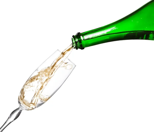 Champagne som hälls i glaset eller flöjt, isolerad på en vit bakgrund. — Stockfoto
