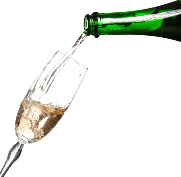 Champagne versato in vetro o flauto, isolato su fondo bianco . — Foto Stock