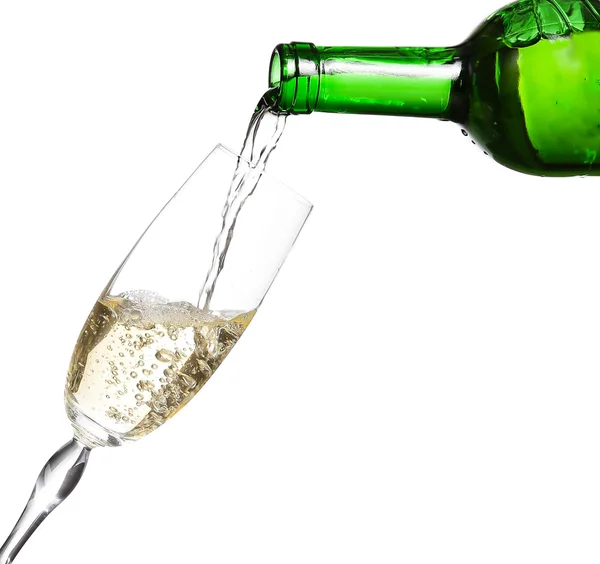 Шампанське наливають у склянку або флейту, ізольоване на білому тлі . — стокове фото
