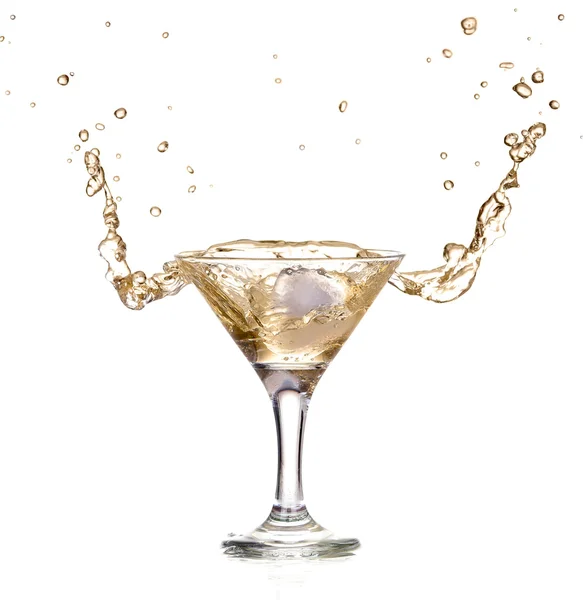 Алкогольный коктейль с брызгами льда, выделенных на белом — стоковое фото