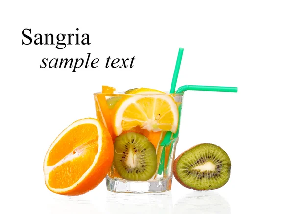 Džbán s osvěžující nápoj s plátky citronu, pomeranče a kiwi na bílém pozadí — Stock fotografie