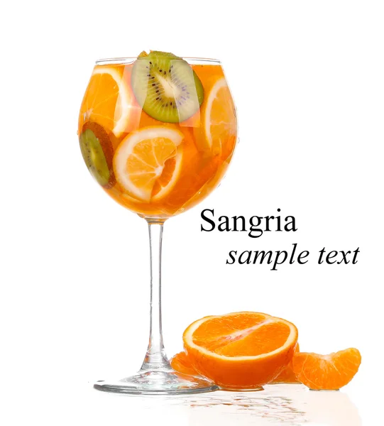 Džbán s osvěžující nápoj s plátky citronu, pomeranče a kiwi na bílém pozadí — Stock fotografie