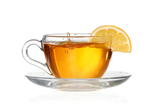 Beyaz zemin üzerinde bir sıçrama ile limon çayı — Stok fotoğraf