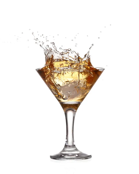 Cóctel de alcohol con salpicadura de hielo aislado en blanco —  Fotos de Stock