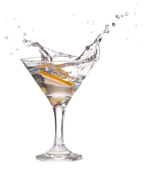 Cocktail im Martini-Glas auf weißem Hintergrund mit Früchten — Stockfoto