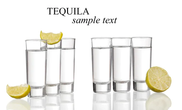 Tequila scatti con calce isolata su sfondo bianco — Foto Stock