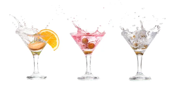 Splash di oliva in un bicchiere di cocktail, isolato sullo sfondo bianco, percorso di ritaglio incluso . — Foto Stock