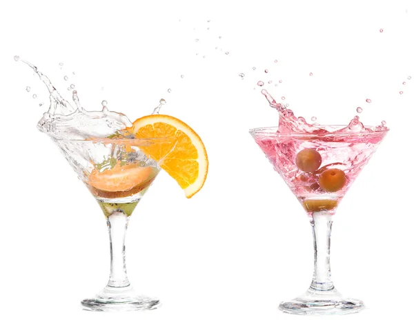 Splash di oliva in un bicchiere di cocktail, isolato sullo sfondo bianco, percorso di ritaglio incluso . — Foto Stock