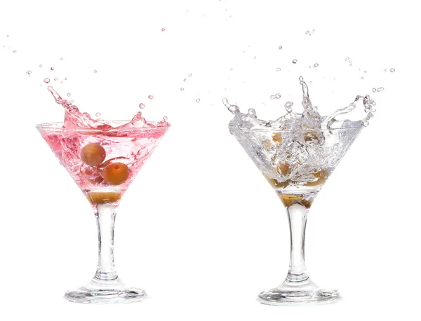 Splash di oliva in un bicchiere di cocktail, isolato sullo sfondo bianco, percorso di ritaglio incluso . — Foto Stock