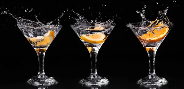 Cocktail di vermut all'interno bicchiere martini su sfondo scuro — Foto Stock