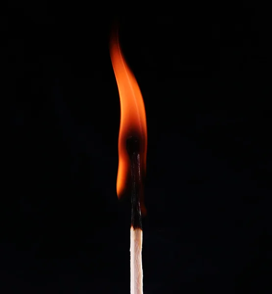 Zapłonu meczu, z dymu na ciemnym tle — Zdjęcie stockowe