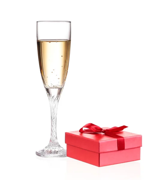 Sklenice šampaňského s krabičky izolované na bílém — Stock fotografie