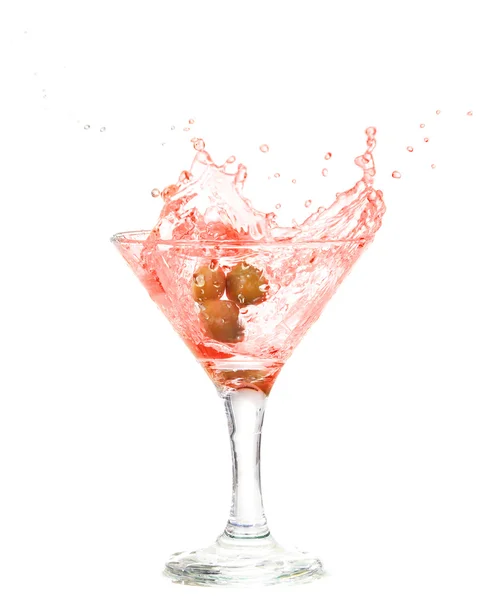 Всплеск оливки в стакане коктейля, изолированные на белом фоне, обрезка дорожки включены . — стоковое фото
