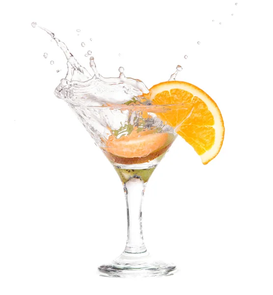 Cocktail i en Martiniglas på en vit bakgrund med frukt — Stockfoto