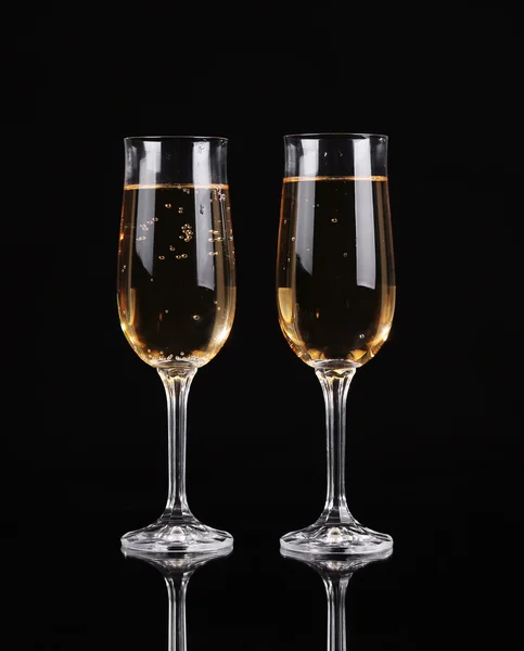Dois copos de champanhe sobre fundo preto — Fotografia de Stock