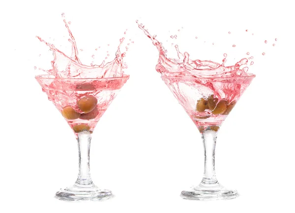 Splash di oliva in un bicchiere di cocktail, isolato sullo sfondo bianco, percorso di ritaglio incluso . — Foto Stock