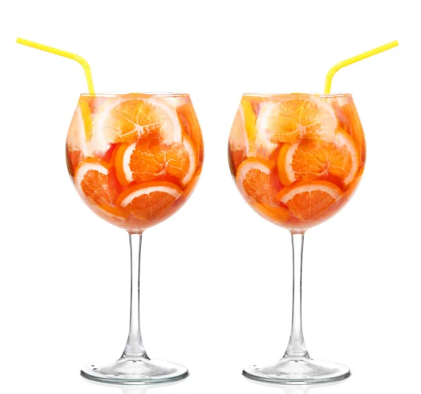Pichet avec une boisson rafraîchissante avec des tranches de citron d'orange et kiwi sur fond blanc — Photo